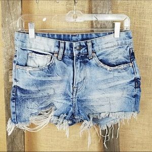 H&M women’s denim distressed jean shorts
